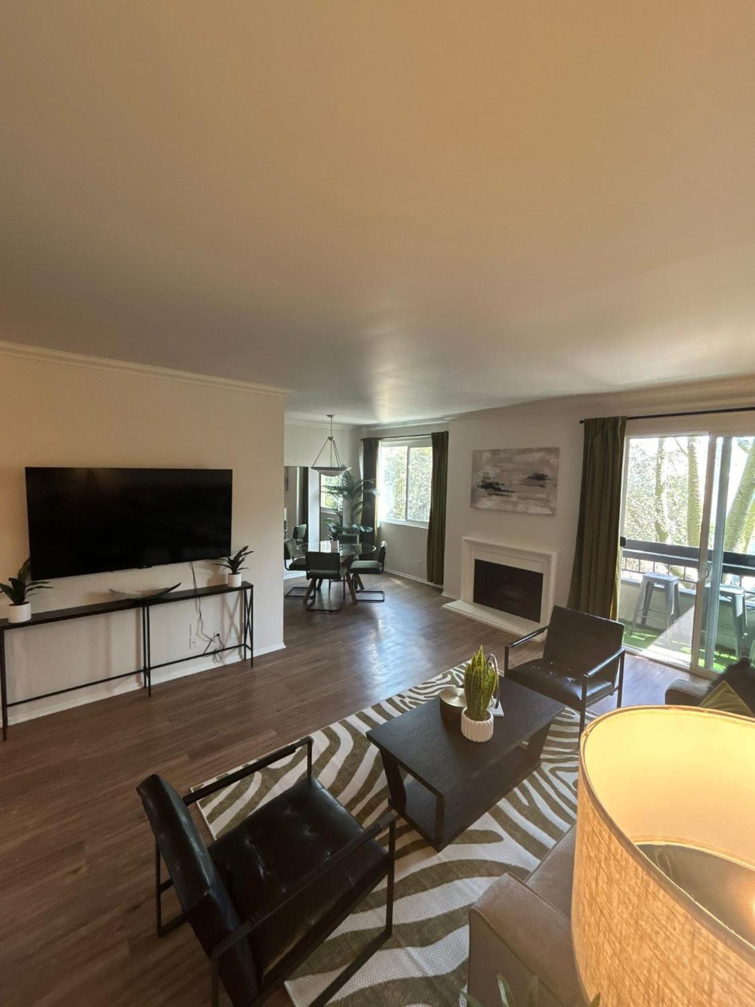 Beverly Hills Midle 1 Bedroom With Parking 202 Apartment